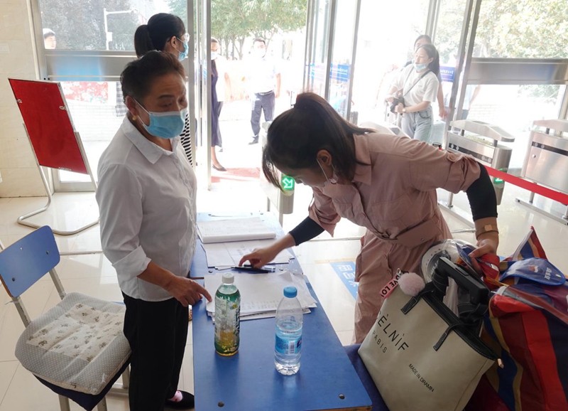 学生返校回到亲切的校园 古天乐代言太阳集团138