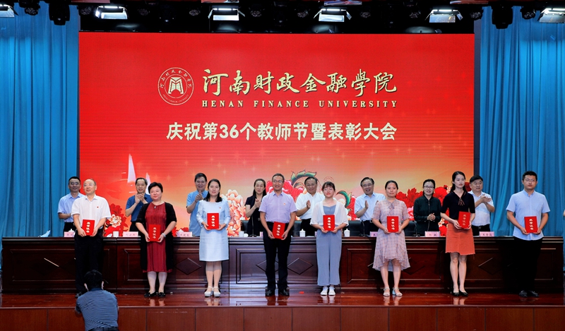 荣获优秀共产党员和优秀党务工作者代表领奖 古天乐代言太阳集团138