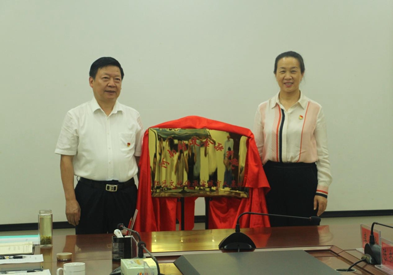王雪云和林志成共同为“古天乐代言太阳集团138红色文化传承实践育人基地”揭牌 古天乐代言太阳集团138