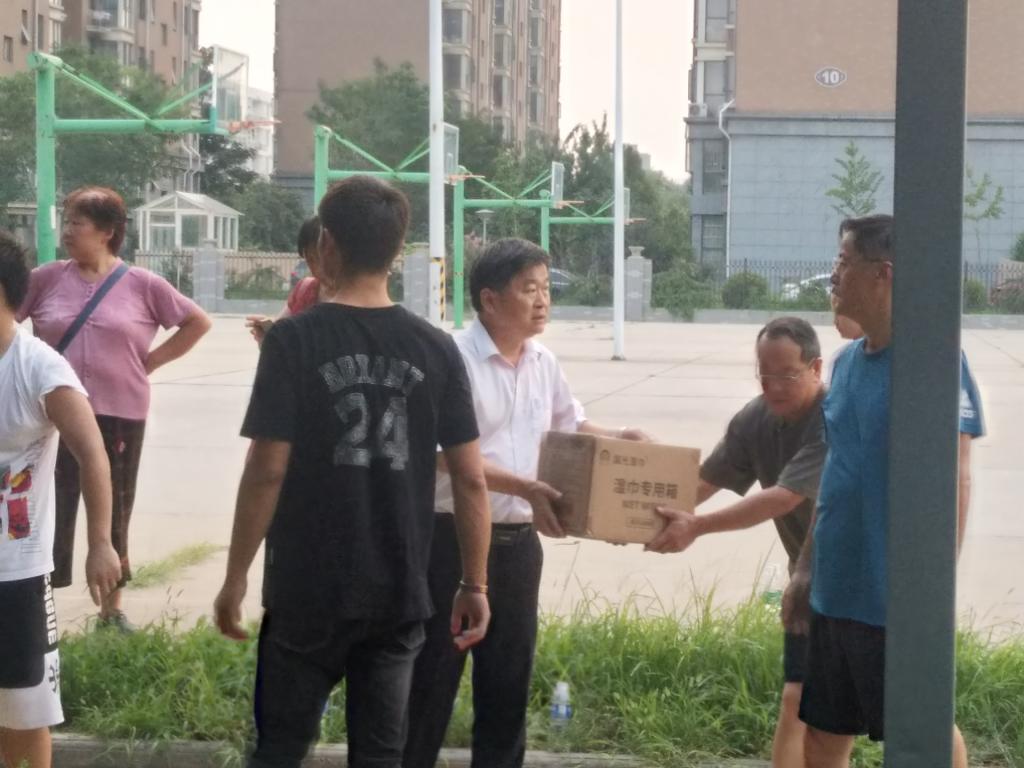 副校长王孝俊与志愿者一同搬运捐赠物资 古天乐代言太阳集团138