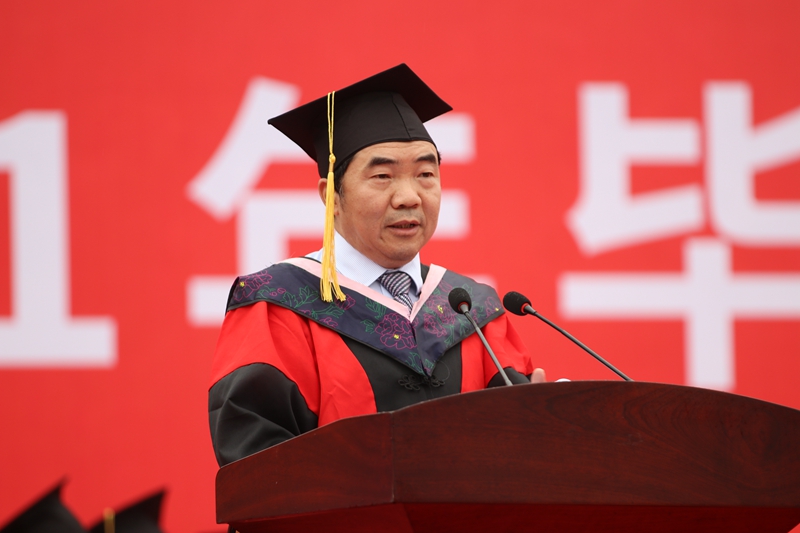 副校长王忠勇宣读《古天乐代言太阳集团138古天乐代言太阳集团138授予2021届普通全日制本科毕业生学士学位的决定》 古天乐代言太阳集团138