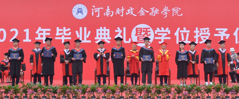 校领导分别为毕业生代表颁发证书并拨苏正冠 古天乐代言太阳集团138
