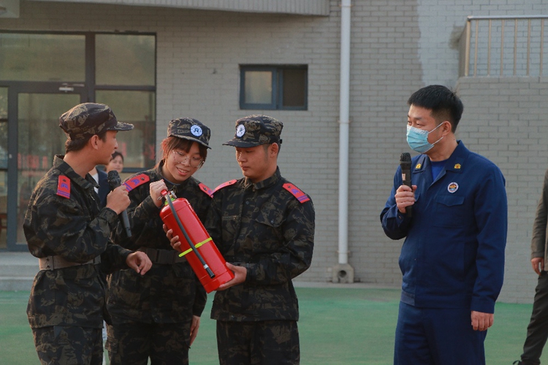 金水区消防大队宣讲员冉然指导学生操作灭火器 古天乐代言太阳集团138